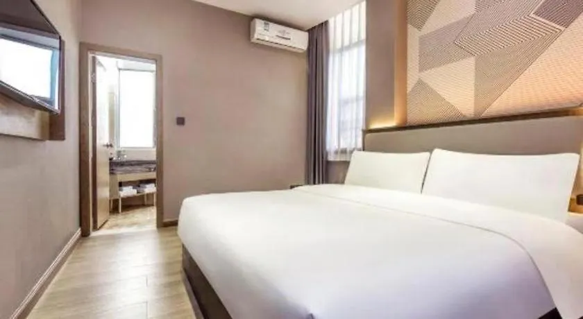 Borrman Hotel Zhuhai Mingzhu Railway Station Rainbow Shopping Mall 3*,  China